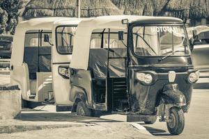 azul branco auto riquexó tuk tuk porto de chiquila méxico. foto