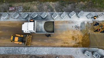 colocação de lajes de pavimentação na superfície de concreto preparada. reparação da passarela de pedestres na cidade. obra municipal urbana foto