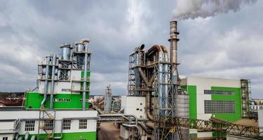 fábrica de madeira de automação. fábrica de processamento de madeira. foto