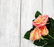 rosas cor de rosa em um fundo de madeira foto