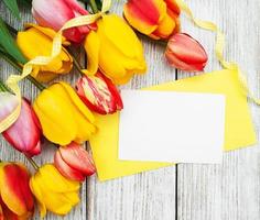 flores de tulipas de primavera e cartão foto