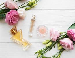 frascos de perfume com flores foto