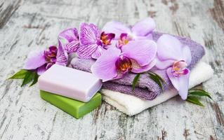 sabonete artesanal e orquídeas roxas foto