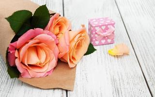 rosas cor de rosa em um fundo de madeira foto