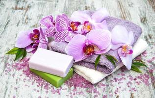 sabonete artesanal e orquídeas roxas foto