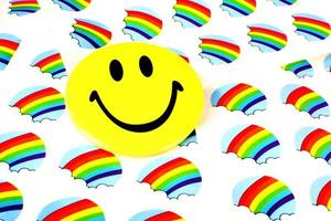 um rosto sorridente em adesivos de arco-íris. foto