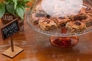 biscoitos em um vaso de vidro e flor foto