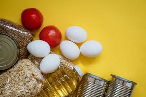 entrega de comida em um fundo amarelo, ovos e cere foto