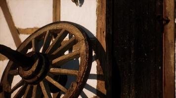 roda de madeira velha e porta preta na casa branca foto