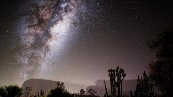 a via láctea acima do deserto de utah, eua foto