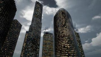 edifícios de escritórios de vidro skyscrpaer com céu escuro foto