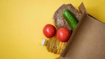 comida em uma caixa de papelão em um fundo amarelo foto