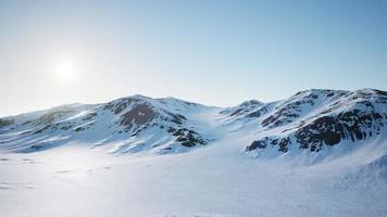 paisagem aérea de montanhas nevadas e costas geladas na Antártida foto