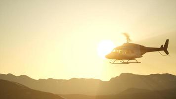 8k helicóptero voador em câmera lenta extrema e céu do pôr do sol foto