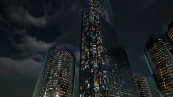 edifícios de escritórios de vidro skyscrpaer com céu escuro foto