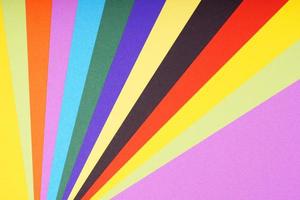 folhas de papel multicoloridas em plano de fundo em forma de leque foto