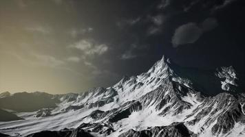 montanhas no céu nublado à noite foto