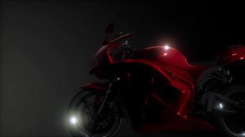 moto esporte moto em estúdio escuro com luzes brilhantes foto