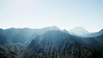 8k paisagem de montanha aérea em alta altitude foto