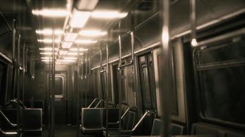 dentro do carro vazio do metrô de nova york foto