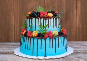 bolo de casamento em duas camadas com frutas frescas foto