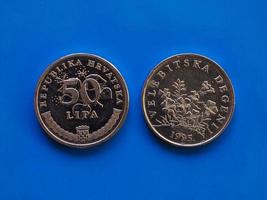 moeda de 50 lipa da croácia sobre azul foto