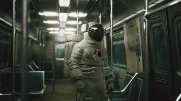 astronauta dentro do antigo vagão de metrô não modernizado nos eua foto