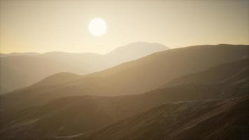 paisagem de montanhas no afeganistão ao pôr do sol foto