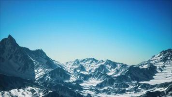 vista aérea das montanhas dos Alpes na neve foto