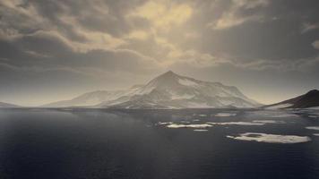 montanhas cobertas de gelo na paisagem antártica foto