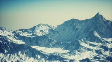 vista aérea das montanhas dos Alpes na neve foto