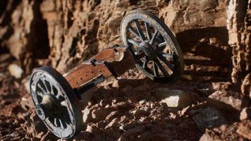 arma histórica antiga no canyon de pedra foto