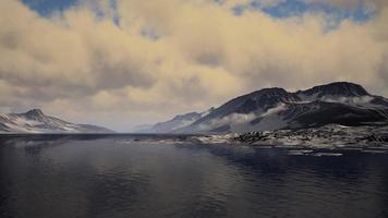 montanhas cobertas de gelo na paisagem antártica foto