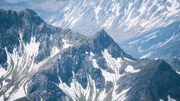 vista aérea paisagem de mountais com coberto de neve foto