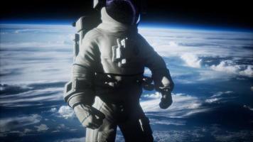 astronauta no espaço sideral contra o pano de fundo do planeta terra foto