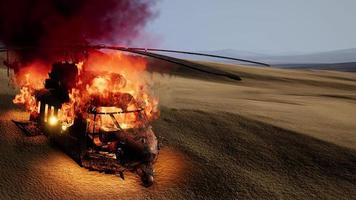helicóptero militar queimado no deserto ao pôr do sol foto