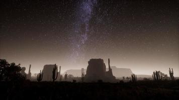 hyperlapse no deserto do parque nacional do vale da morte ao luar sob estrelas da galáxia foto