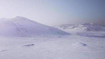 paisagem aérea de montanhas nevadas e costas geladas na Antártida foto