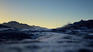 8k montanhas cobertas de gelo na paisagem antártica foto