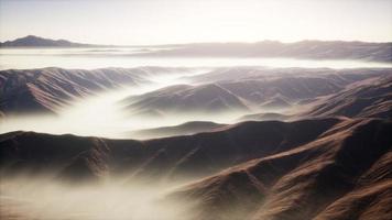 paisagem de montanha com nevoeiro profundo de manhã foto
