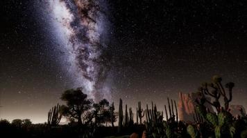hyperlapse no deserto do parque nacional do vale da morte ao luar sob estrelas da galáxia foto