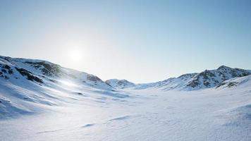 paisagem aérea de montanhas nevadas e costas geladas na Antártida foto