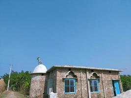 uma mesquita magnífica em uma área rural remota foto