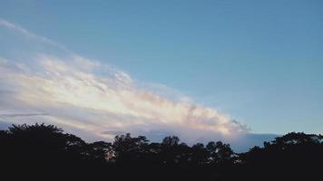 fundo do céu azul megna rio e arroz em casca imagem de papel de parede foto