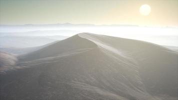 dunas do deserto de areia vermelha no nevoeiro foto