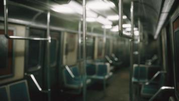 vagão de metrô nos eua vazio por causa da epidemia de coronavírus covid-19 foto