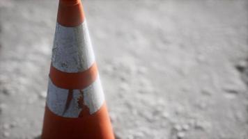 cone de trânsito listrado laranja e branco foto