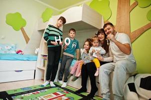 família grande feliz na nova casa segura as chaves. foto