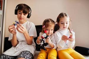 crianças usando microscópio aprendendo aula de ciências em casa. foto