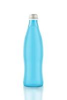 garrafa de vidro azul com tampa de metal isolada no fundo branco. foto